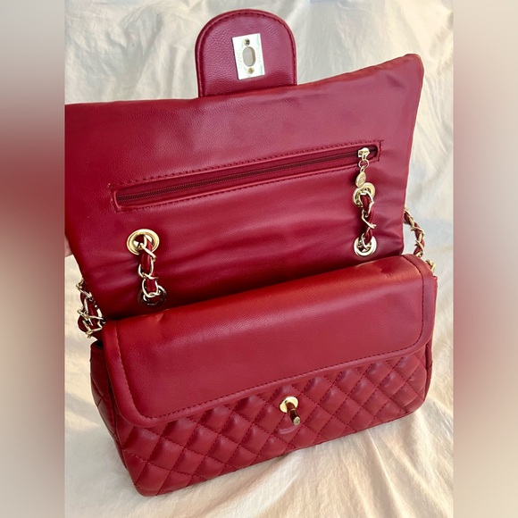 👑✅PRICE FIRM✅ Beautiful Large Red Quilted Gold Chain Purse - Picture 9 of 17